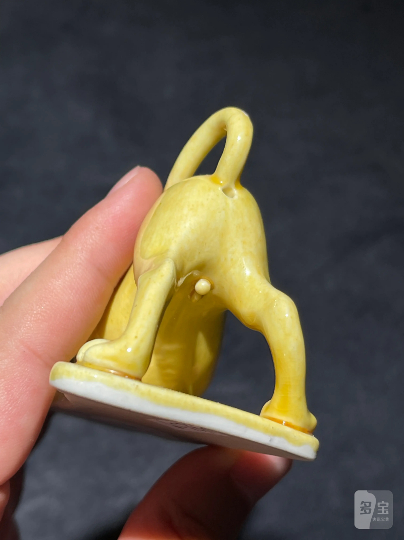 清乾隆 黄釉细犬瓷塑 - 图6
